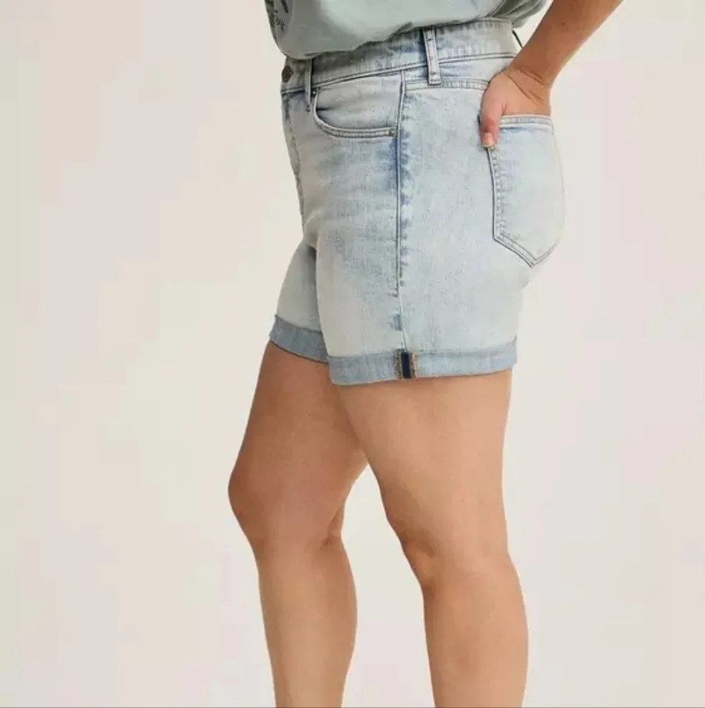 Torrid 5" Denim Shorts Sz 14 Vintage Stretch Light Wash High Rise - Picture 2 of 8